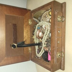 Elegant Gold and Pearl Bracelet